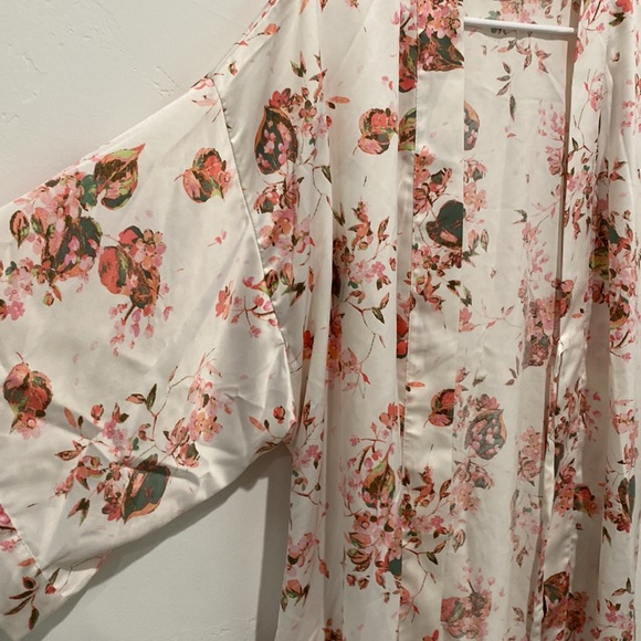 Icing White Floral Robe - Picture 3 of 5